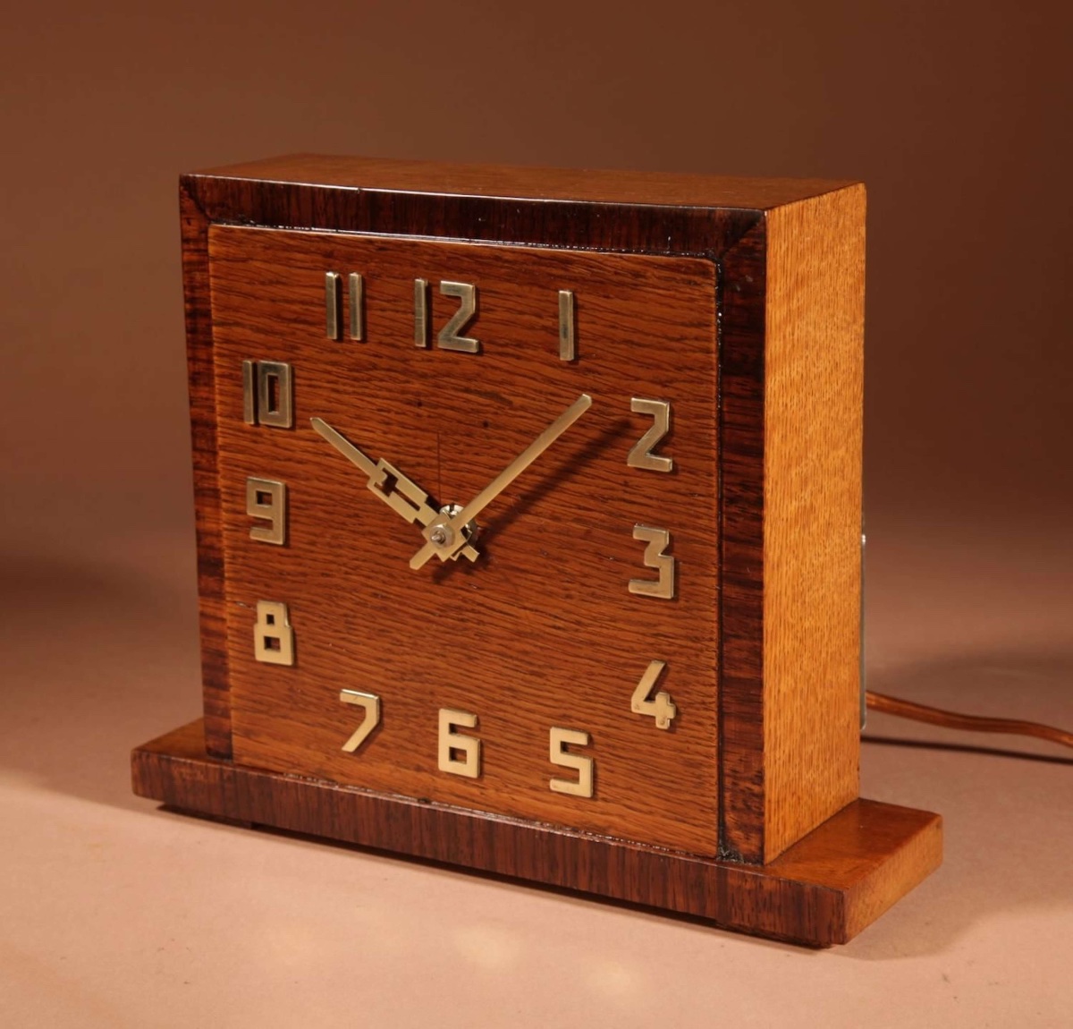 Pendule de cheminée Art Déco (style École d'Amsterdam) à mécanisme électrique précoce, en chêne-photo-2