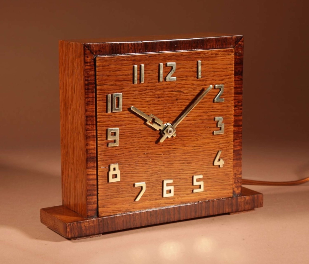 Pendule de cheminée Art Déco (style École d'Amsterdam) à mécanisme électrique précoce, en chêne