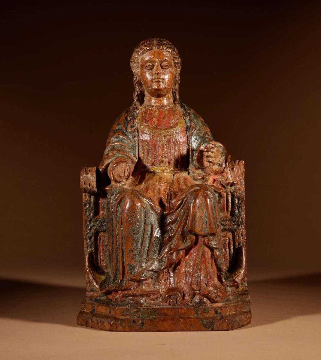 Intéressante sculpture en noyer représentant une Vierge assise sur un trône, vers 1570.-photo-2