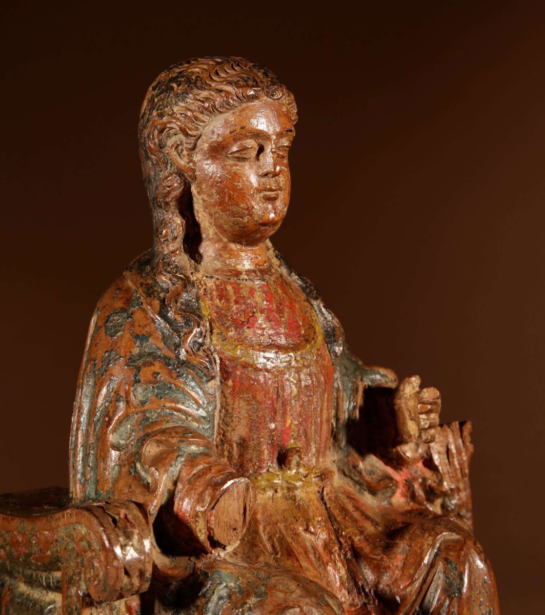 Intéressante sculpture en noyer représentant une Vierge assise sur un trône, vers 1570.-photo-3
