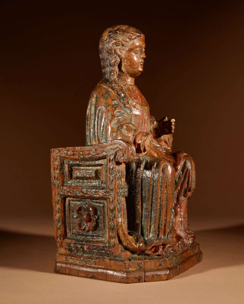 Intéressante sculpture en noyer représentant une Vierge assise sur un trône, vers 1570.-photo-4