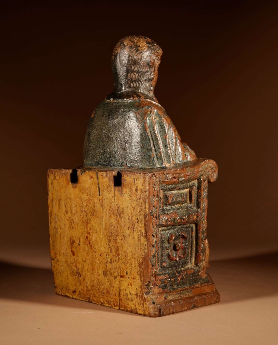 Intéressante sculpture en noyer représentant une Vierge assise sur un trône, vers 1570.-photo-1