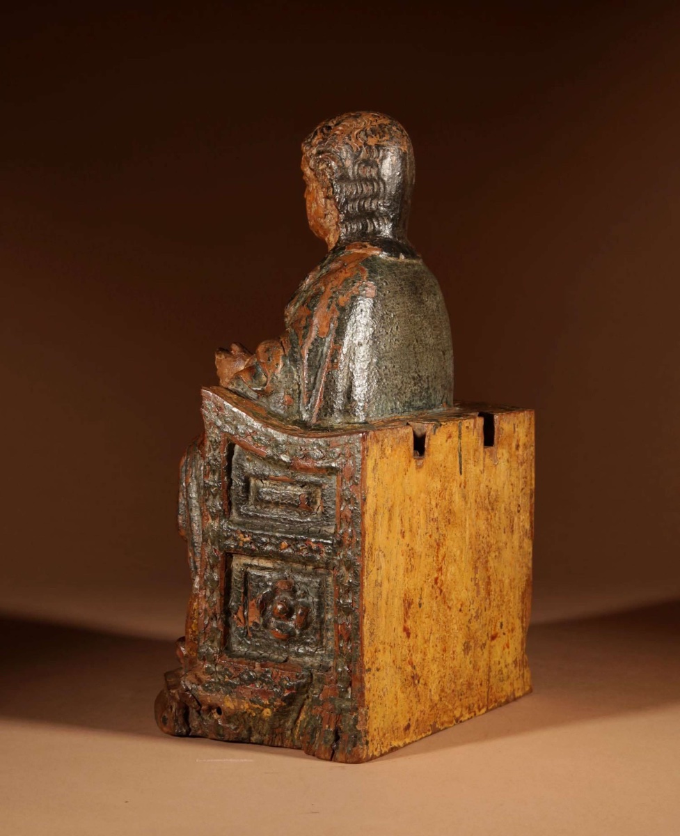 Intéressante sculpture en noyer représentant une Vierge assise sur un trône, vers 1570.-photo-2