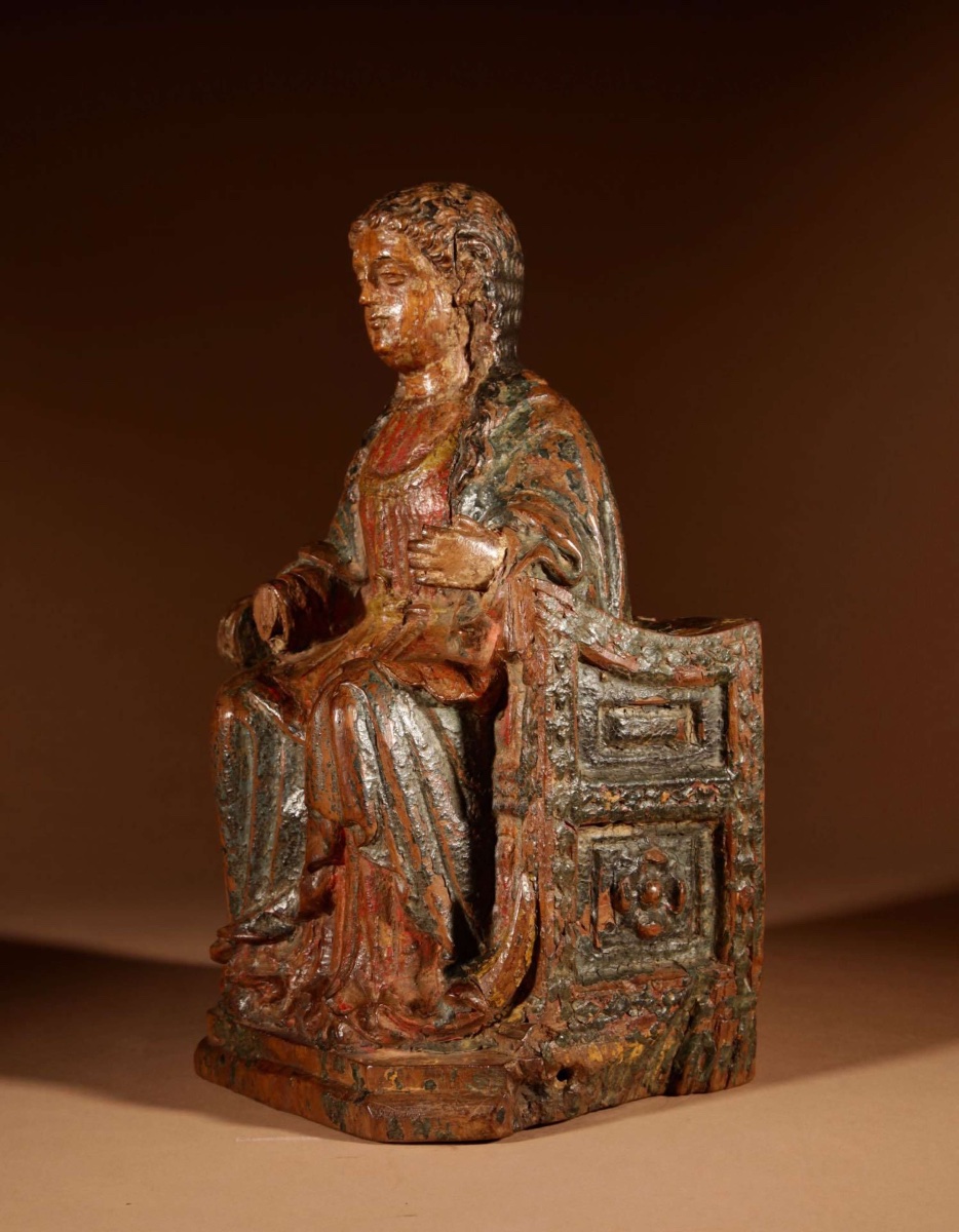 Intéressante sculpture en noyer représentant une Vierge assise sur un trône, vers 1570.-photo-4