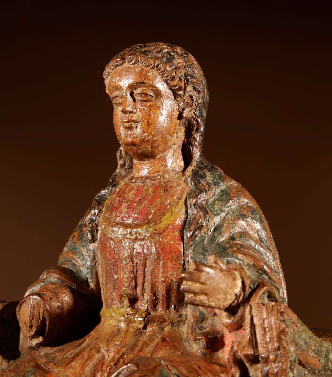 Intéressante sculpture en noyer représentant une Vierge assise sur un trône, vers 1570.-photo-7