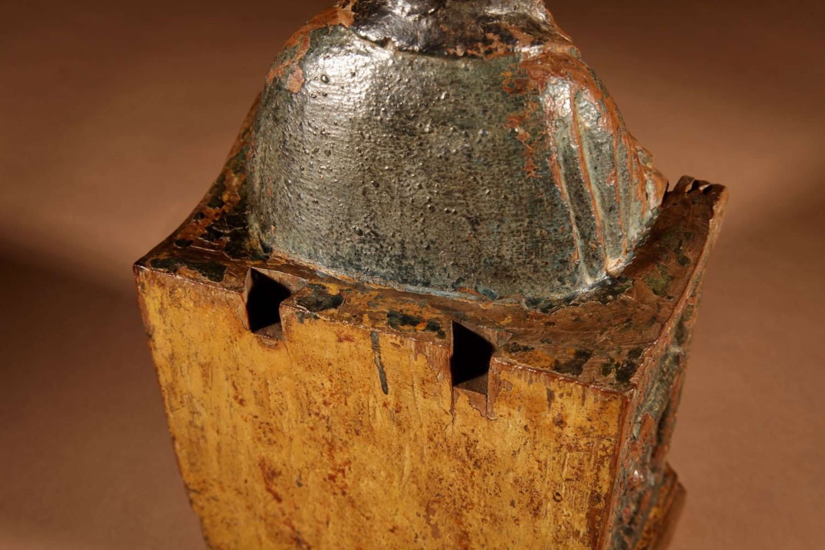 Intéressante sculpture en noyer représentant une Vierge assise sur un trône, vers 1570.-photo-8