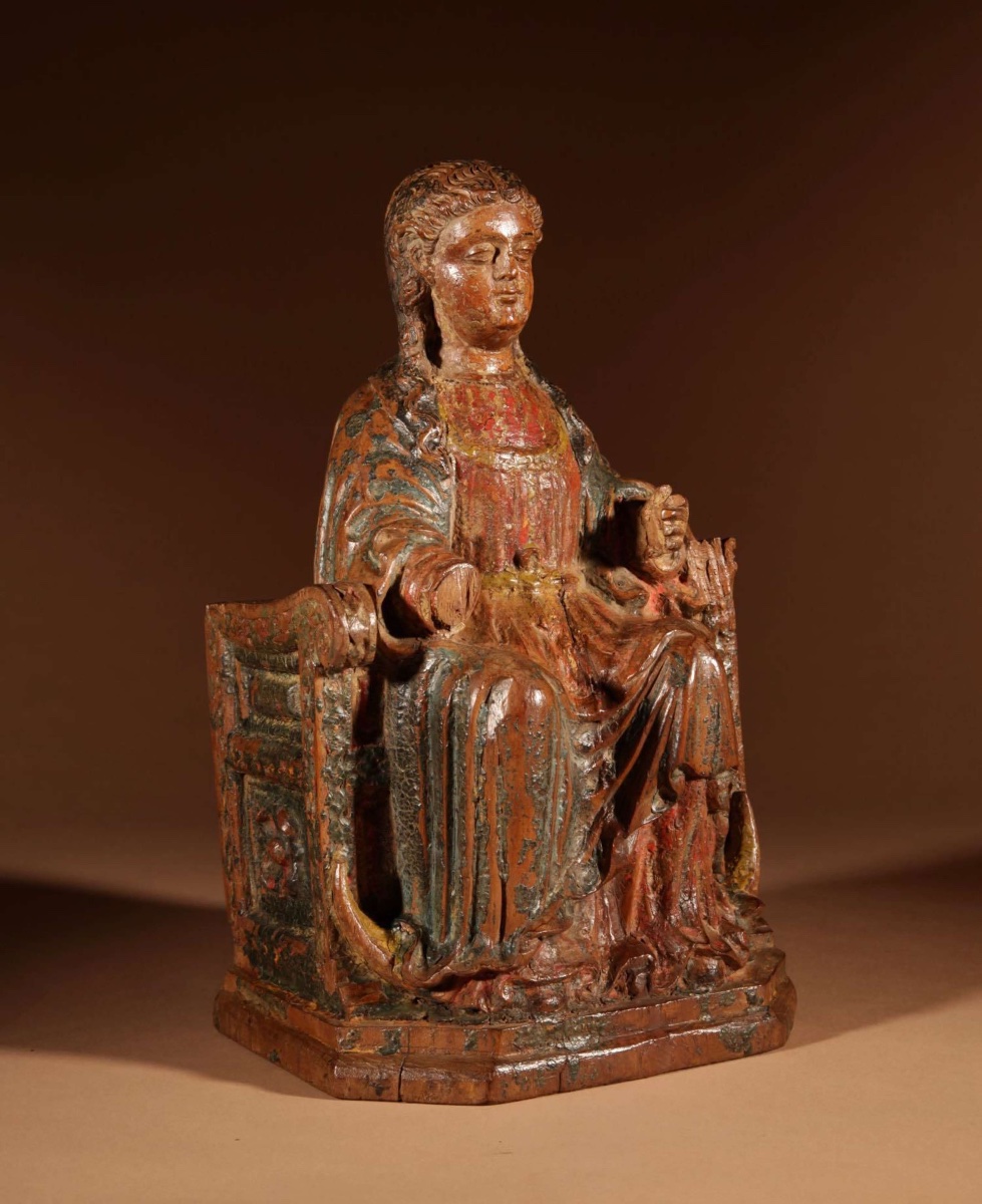 Intéressante sculpture en noyer représentant une Vierge assise sur un trône, vers 1570.