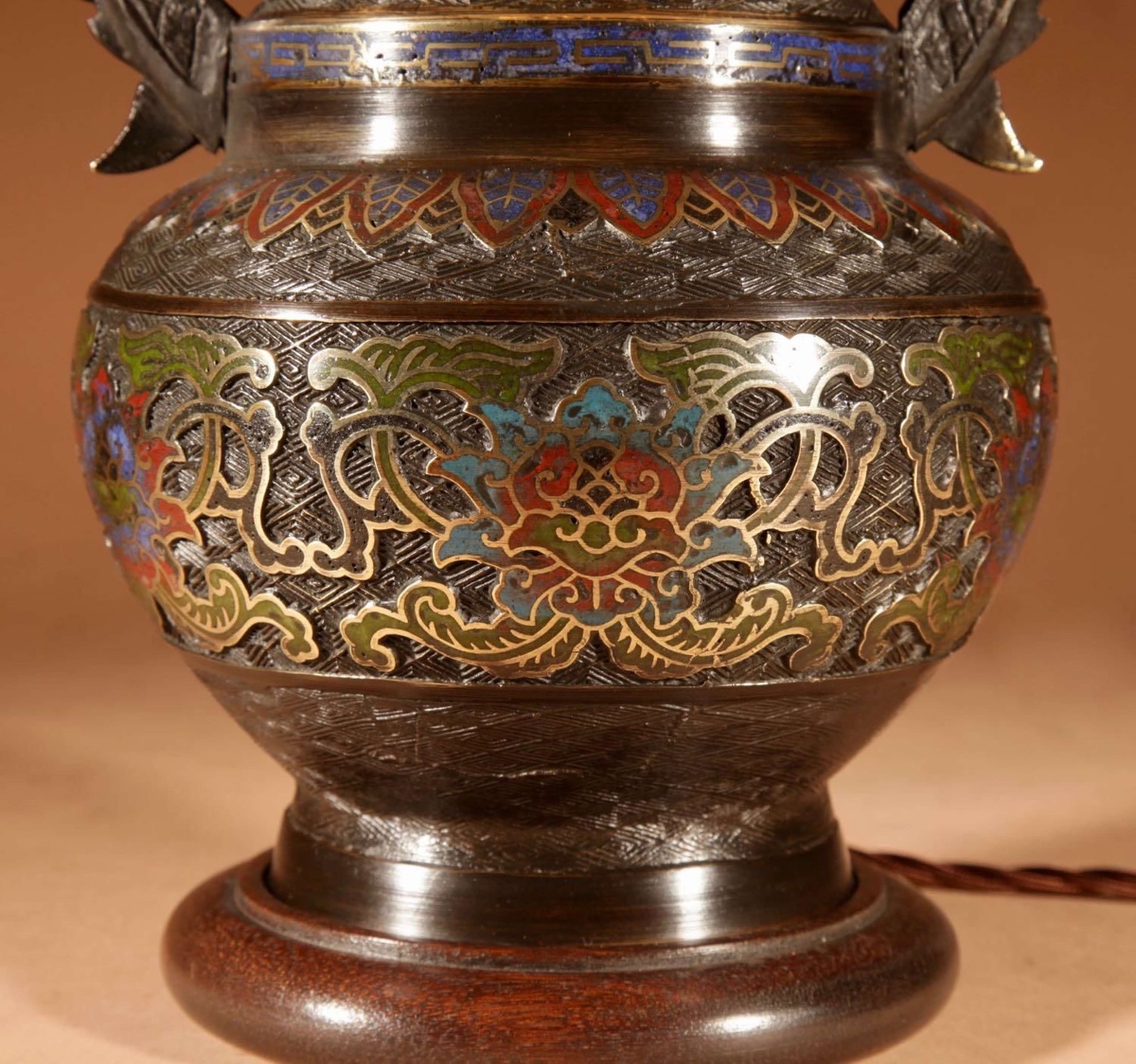 Lampe de table décorative japonaise en bronze et émail champlevé.-photo-3