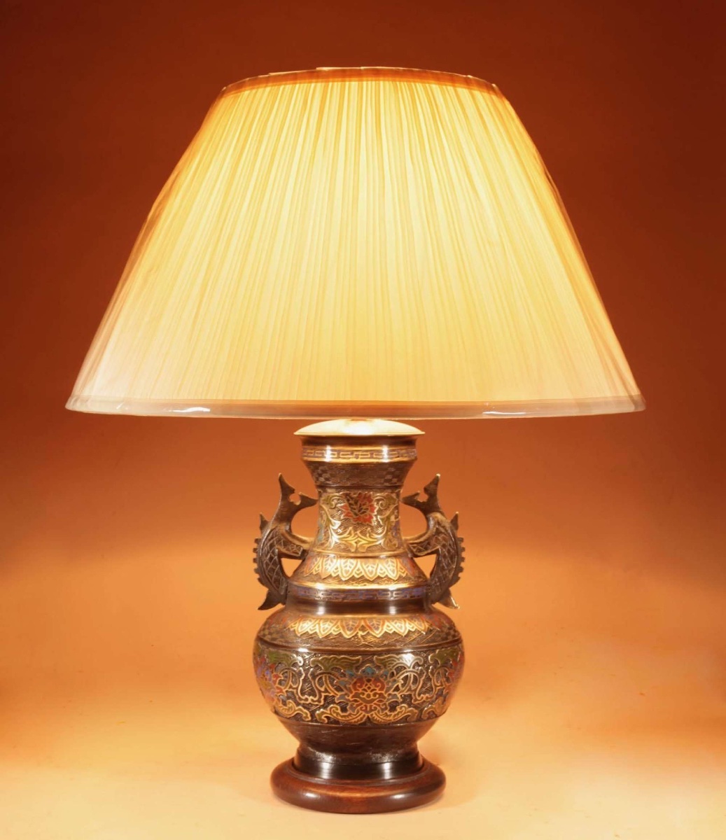 Lampe de table décorative japonaise en bronze et émail champlevé.