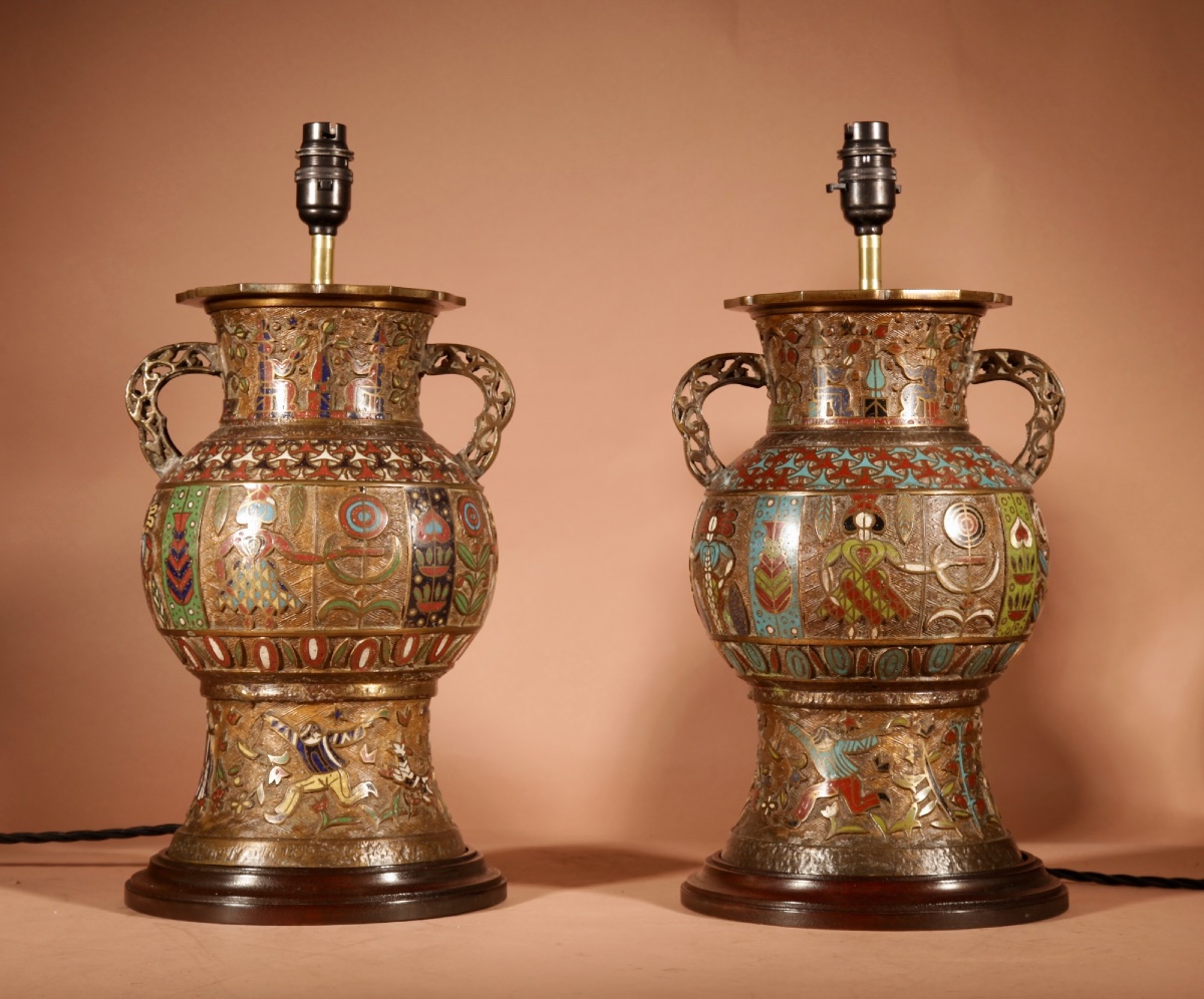  Egyptian Interest, Grande paire de  lampes à poser japonaises en bronze et émail Champlevé-photo-2
