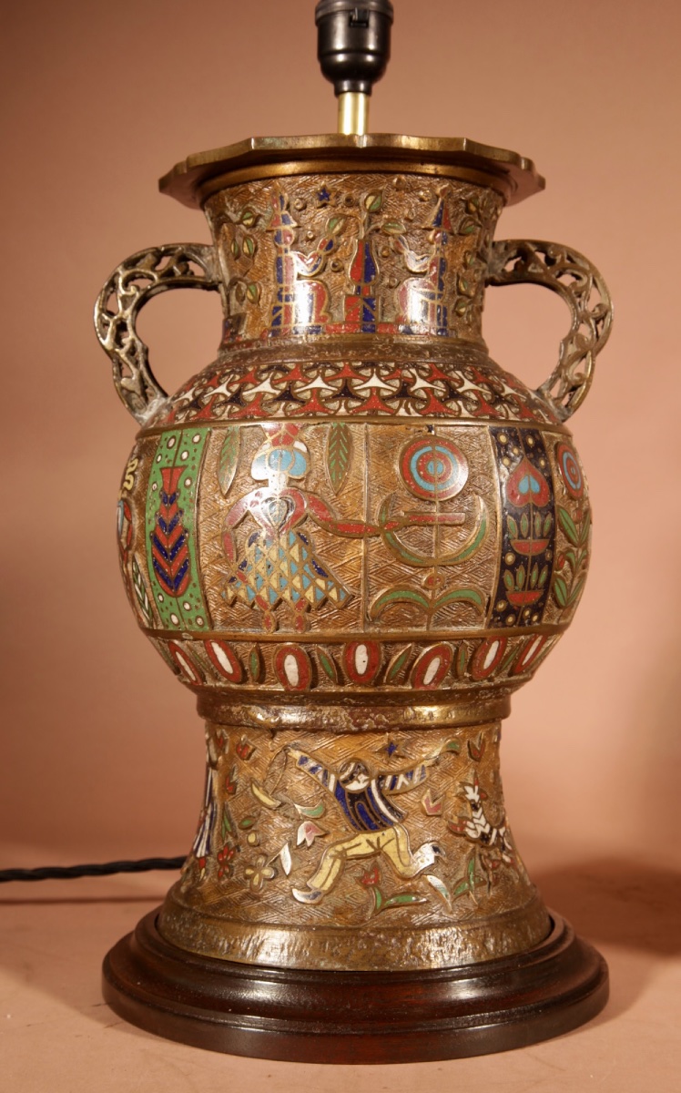  Egyptian Interest, Grande paire de  lampes à poser japonaises en bronze et émail Champlevé-photo-3