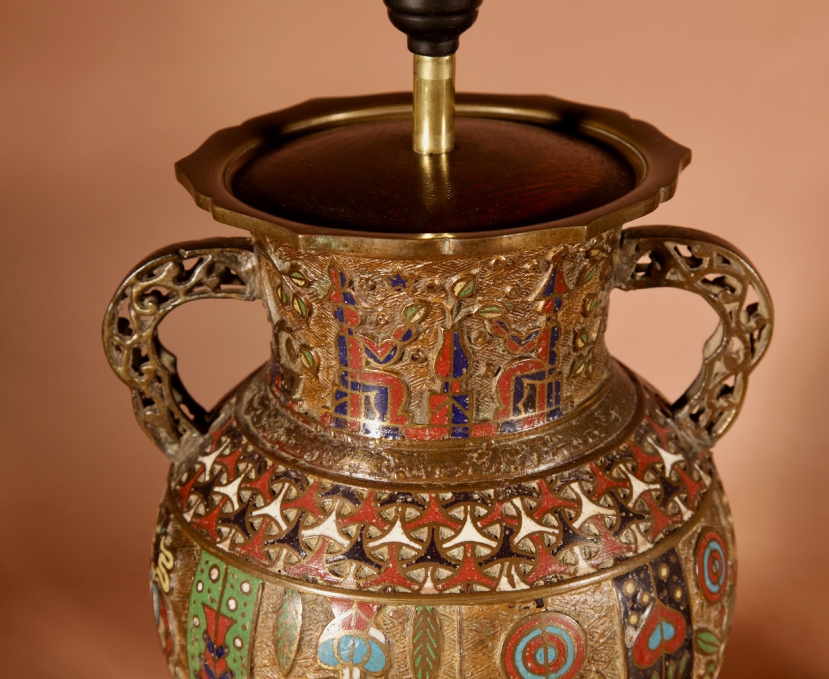  Egyptian Interest, Grande paire de  lampes à poser japonaises en bronze et émail Champlevé-photo-4