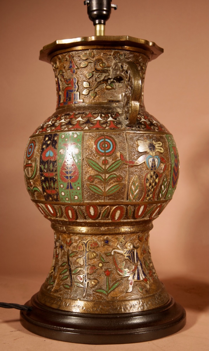  Egyptian Interest, Grande paire de  lampes à poser japonaises en bronze et émail Champlevé-photo-1