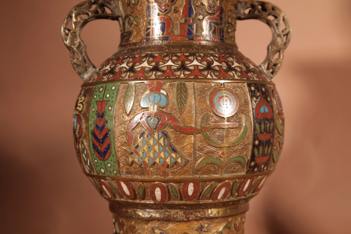  Egyptian Interest, Grande paire de  lampes à poser japonaises en bronze et émail Champlevé-photo-2