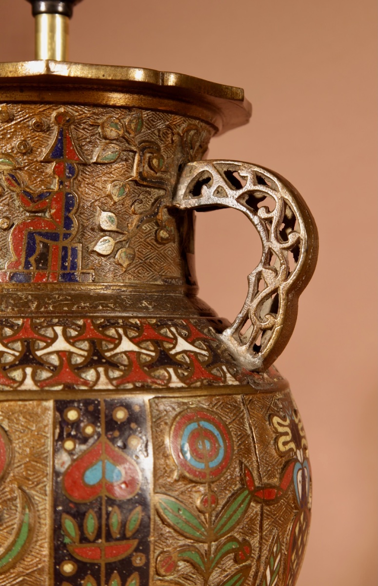  Egyptian Interest, Grande paire de  lampes à poser japonaises en bronze et émail Champlevé-photo-4