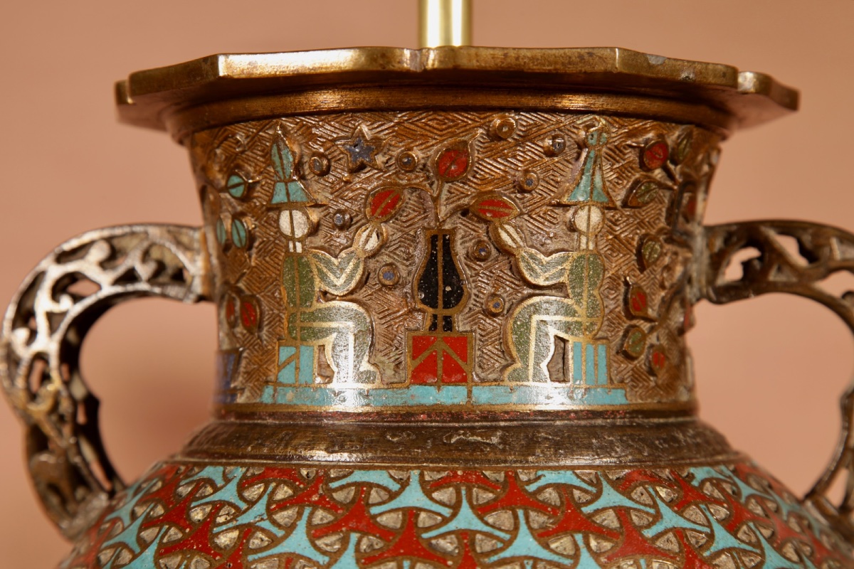  Egyptian Interest, Grande paire de  lampes à poser japonaises en bronze et émail Champlevé-photo-6