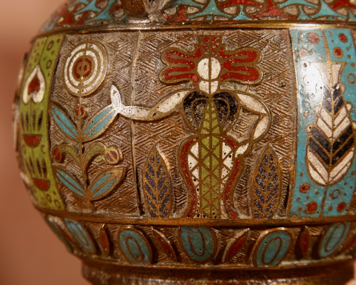  Egyptian Interest, Grande paire de  lampes à poser japonaises en bronze et émail Champlevé-photo-8
