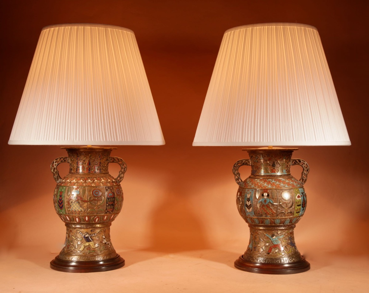  Egyptian Interest, Grande paire de  lampes à poser japonaises en bronze et émail Champlevé
