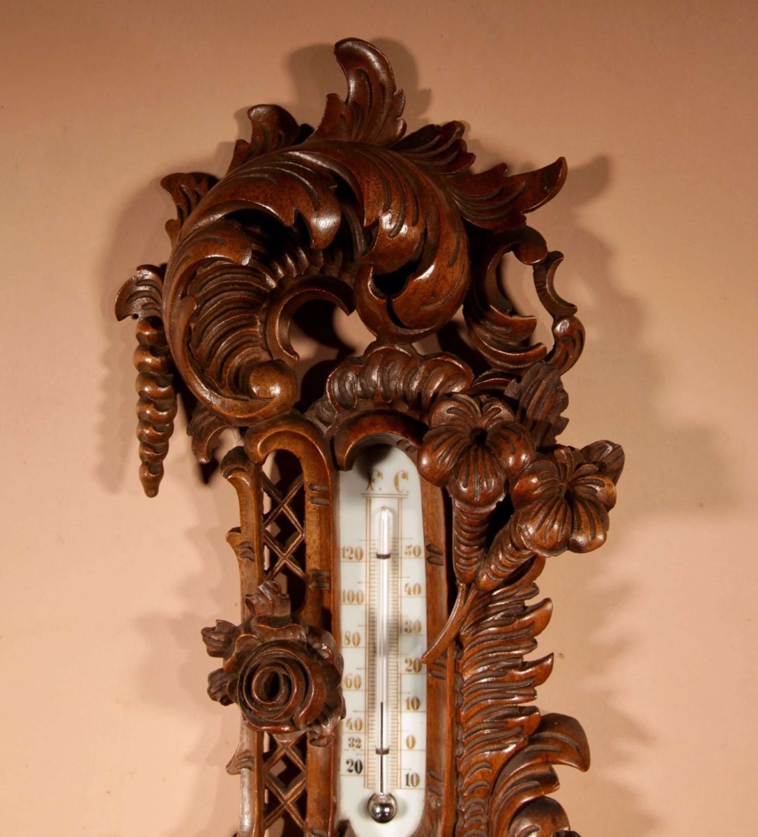 Baromètre anéroïde en noyer de la Forêt-Noire, finement sculpté dans le style rocaille, vers 18-photo-2