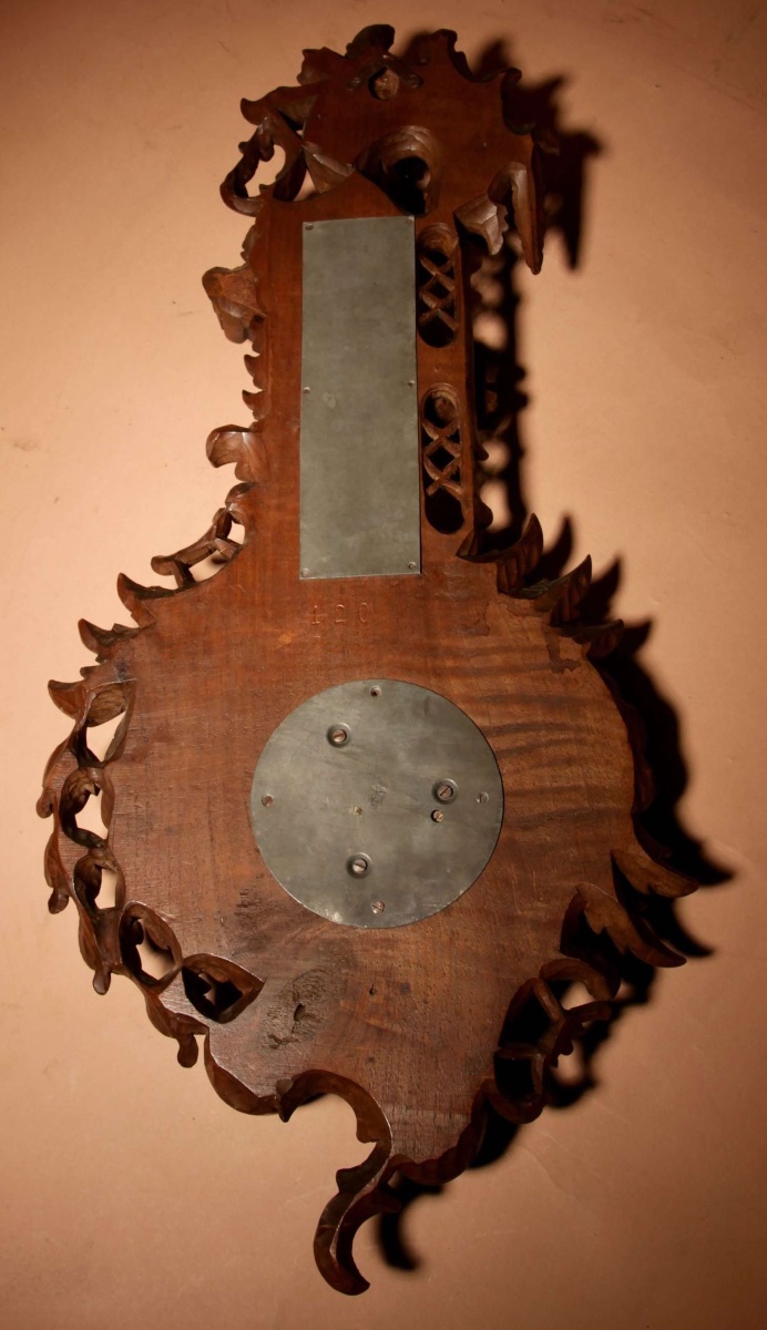 Baromètre anéroïde en noyer de la Forêt-Noire, finement sculpté dans le style rocaille, vers 18-photo-5