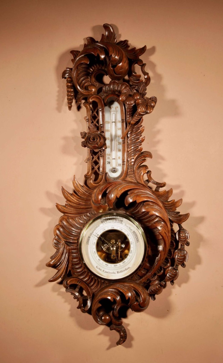 Baromètre anéroïde en noyer de la Forêt-Noire, finement sculpté dans le style rocaille, vers 18