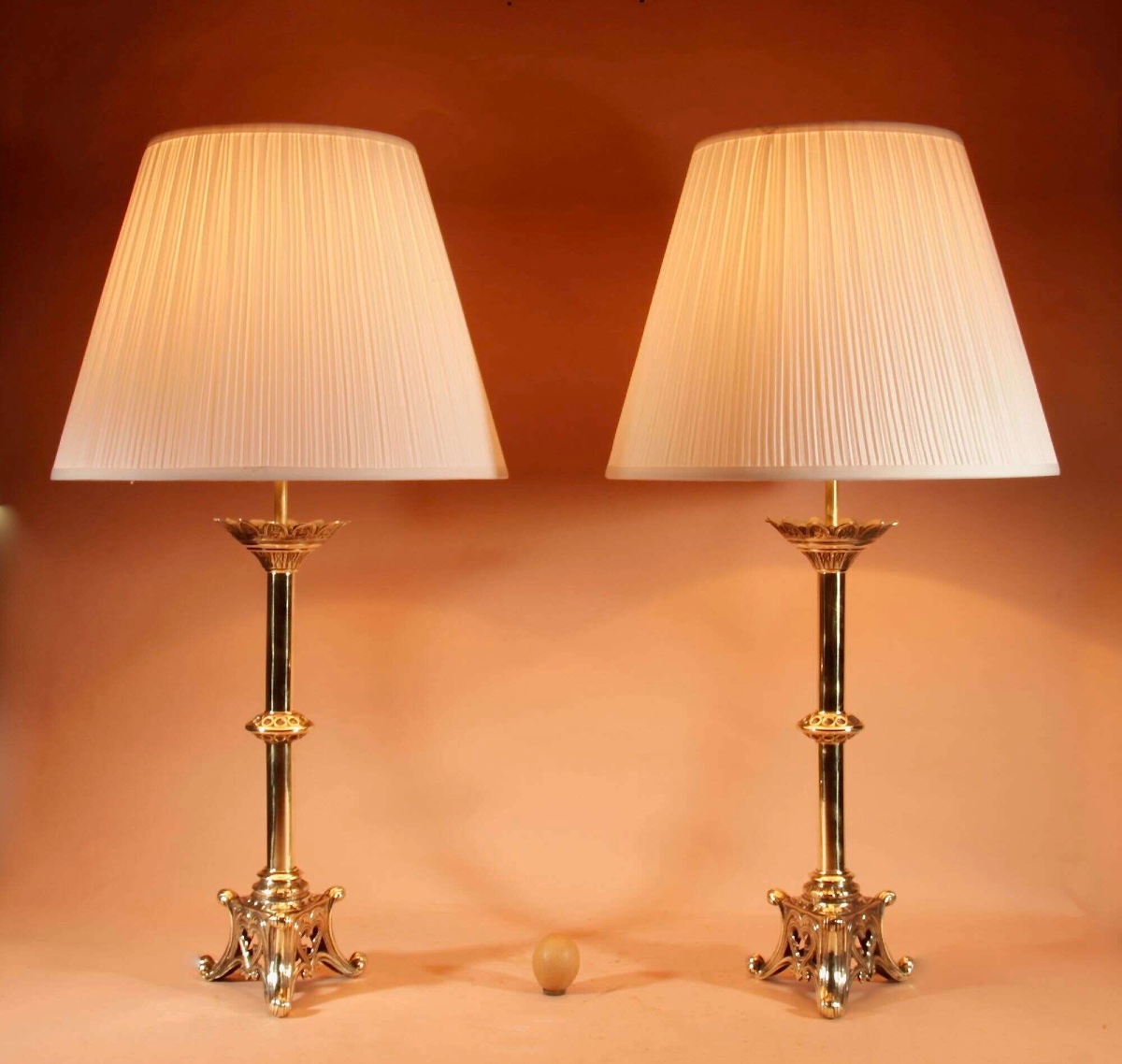 Une paire d'imposantes lampes de table en laiton finement moulé, de style néo-gothique ancien.-photo-2