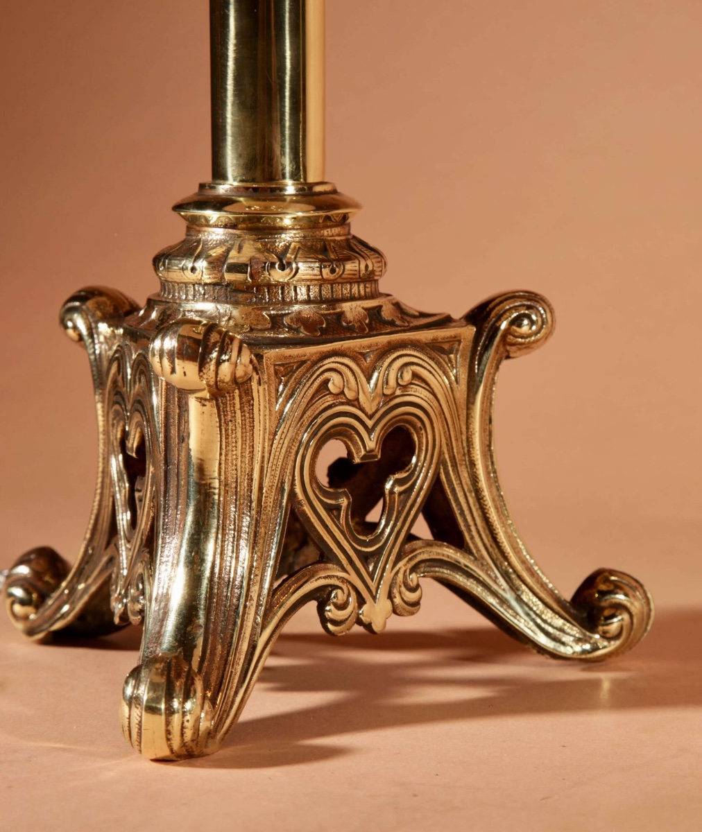 Une paire d'imposantes lampes de table en laiton finement moulé, de style néo-gothique ancien.-photo-3