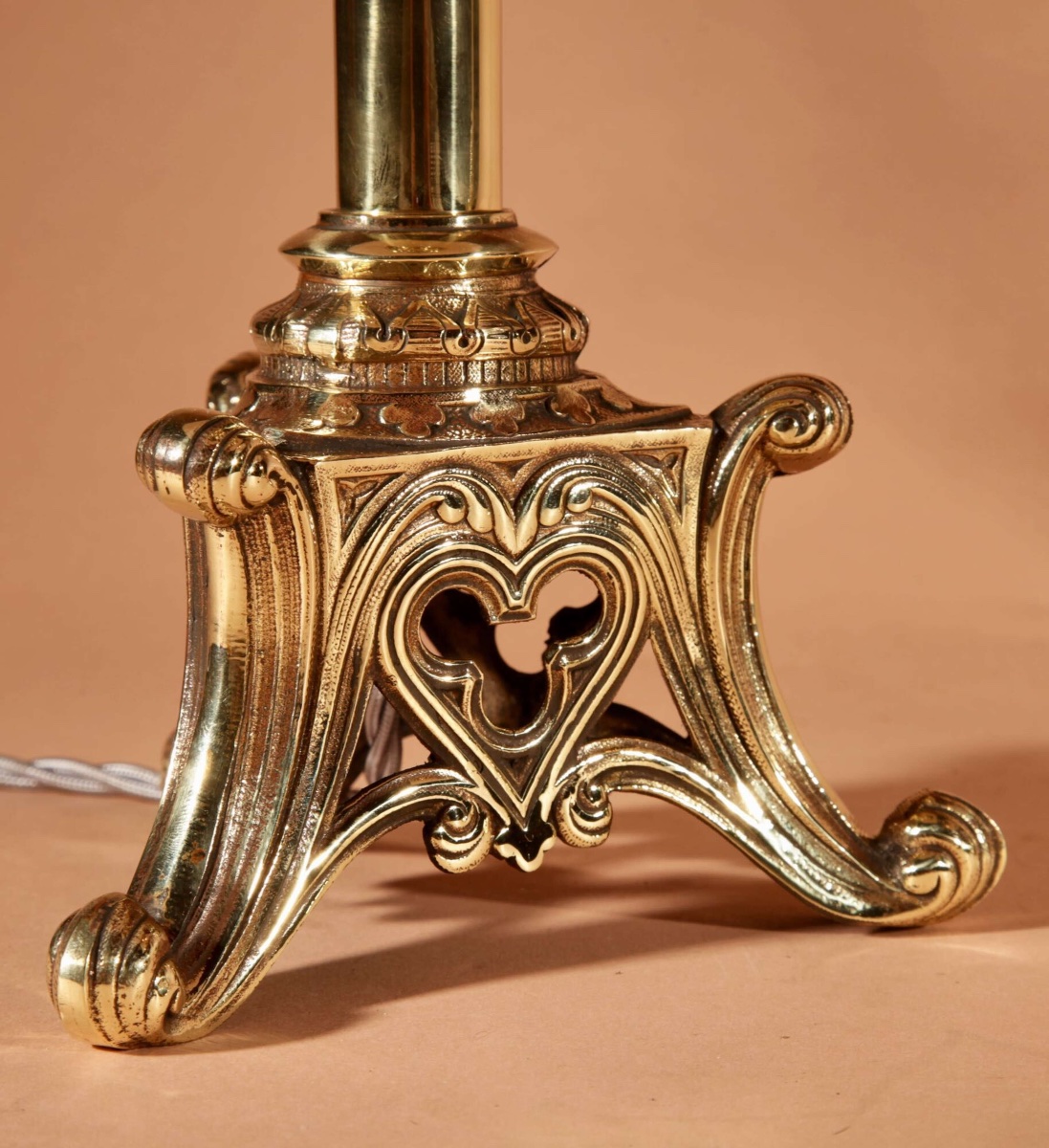 Une paire d'imposantes lampes de table en laiton finement moulé, de style néo-gothique ancien.-photo-4