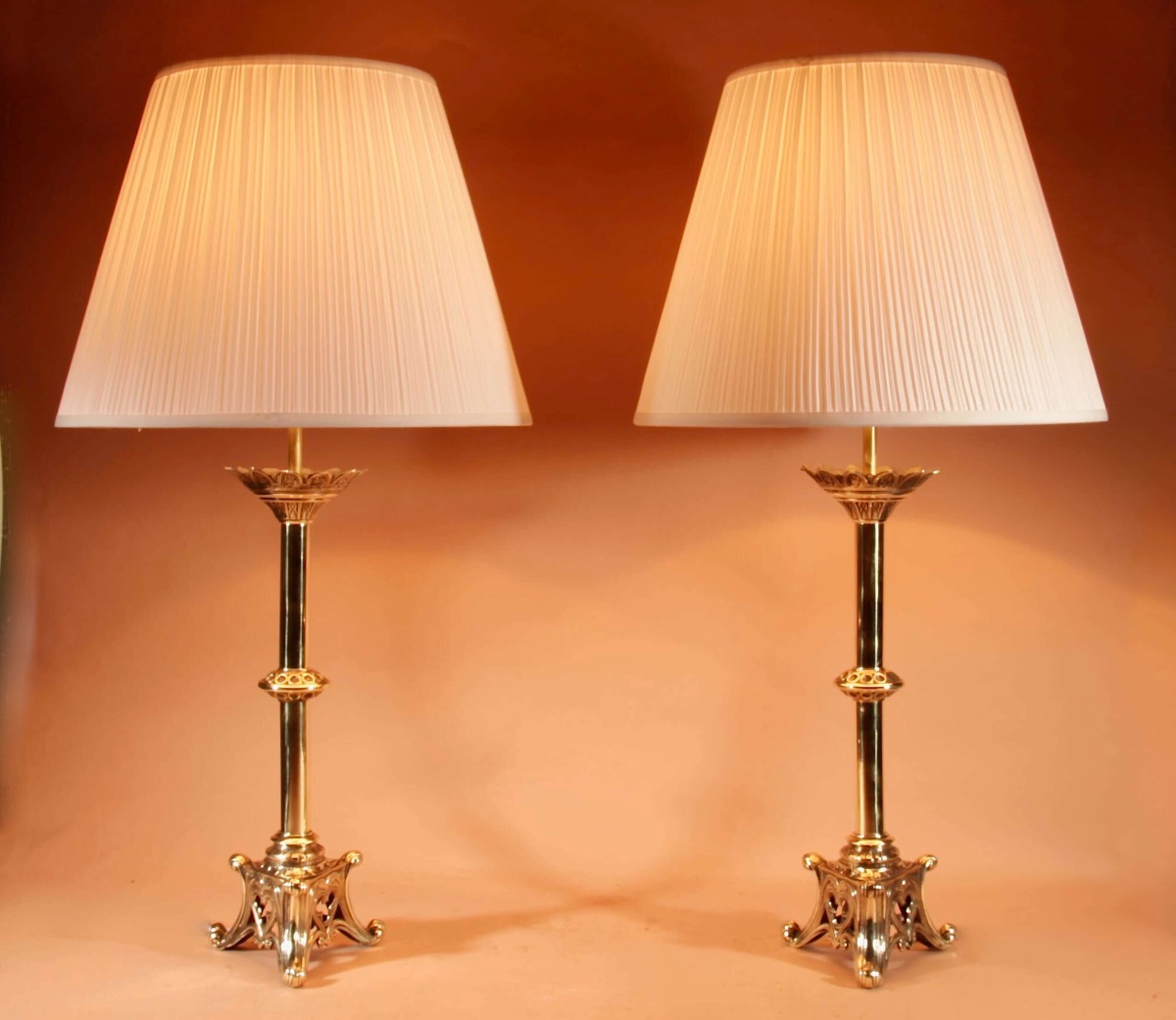 Une paire d'imposantes lampes de table en laiton finement moulé, de style néo-gothique ancien.