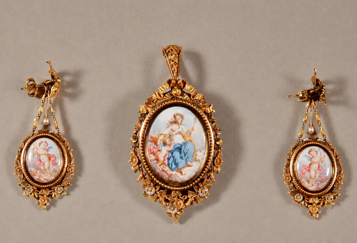 Très belle demi-parure ancienne en or, ornée de perles et de miniatures peintes sur émail/porce