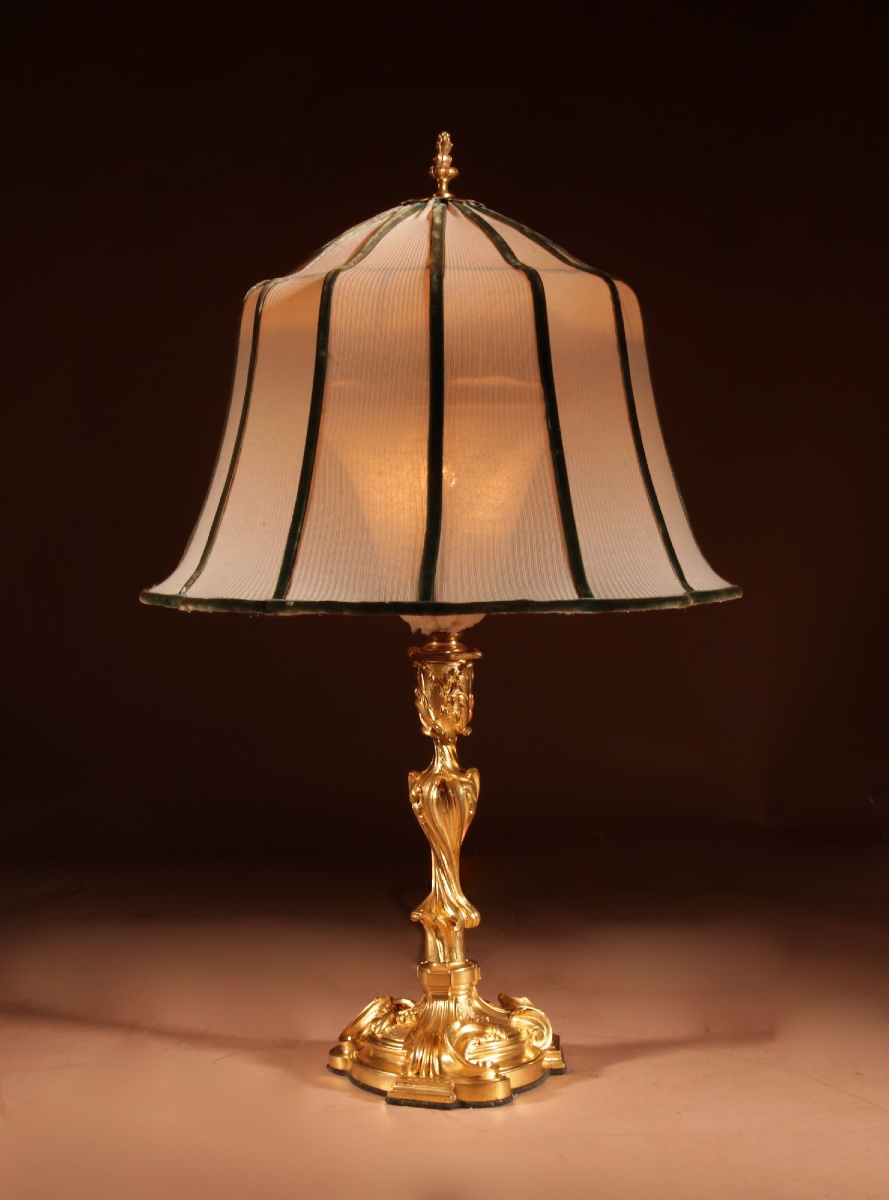 lampe de table en bronze doré, d'après un modèle de Juste-Aurèle Meissonier (1695-1750).