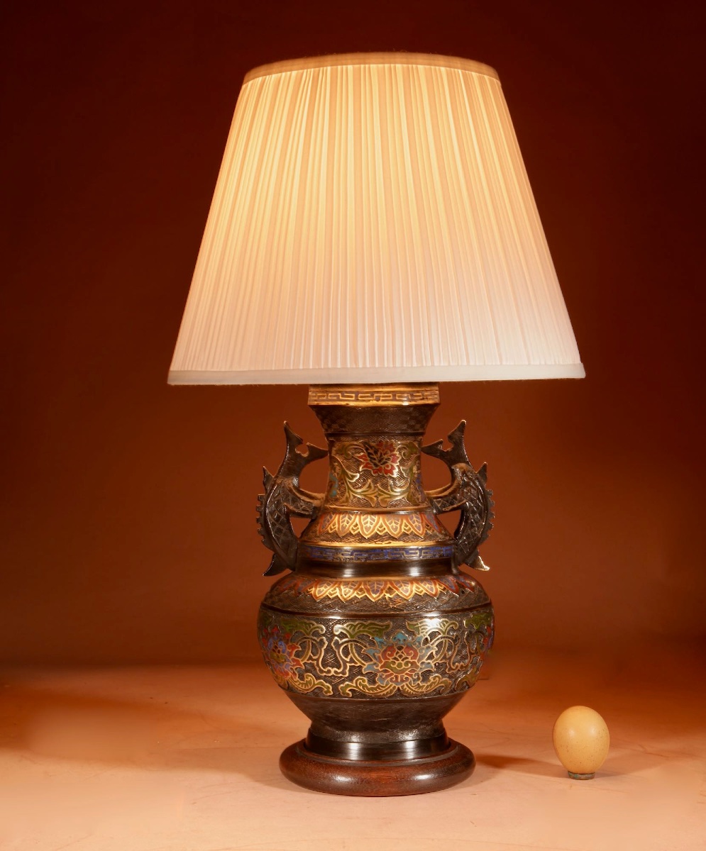  Lampe à poser japonaise en bronze, décorée selon la technique du « champlevé ».-photo-2