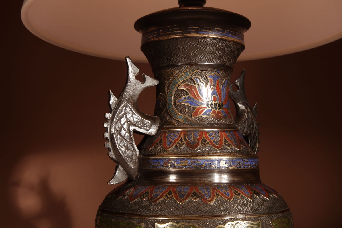  Lampe à poser japonaise en bronze, décorée selon la technique du « champlevé ».-photo-3