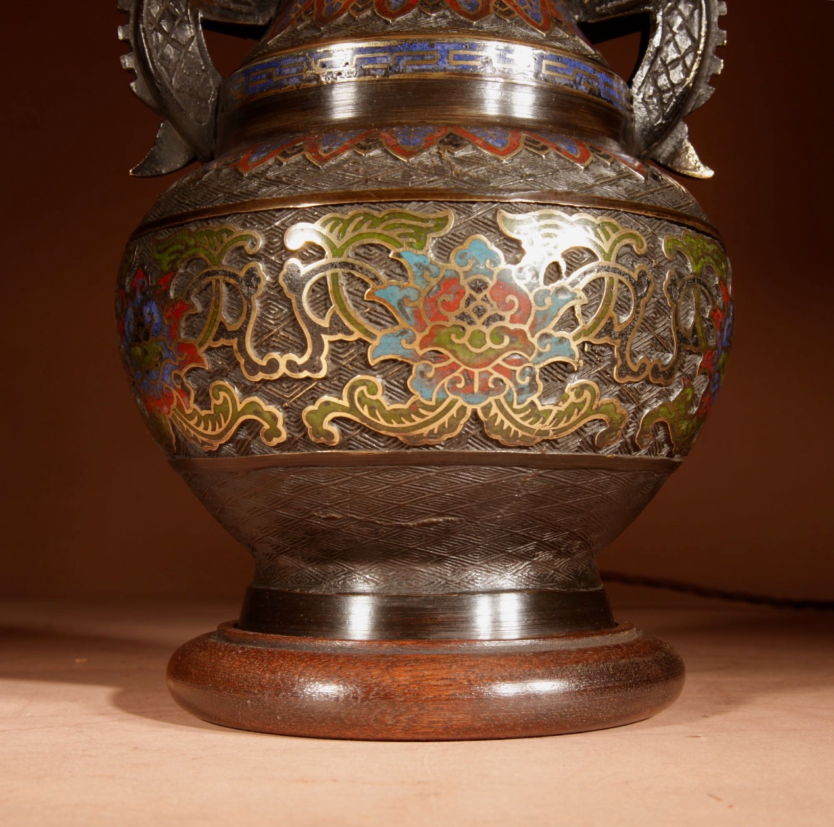  Lampe à poser japonaise en bronze, décorée selon la technique du « champlevé ».-photo-4