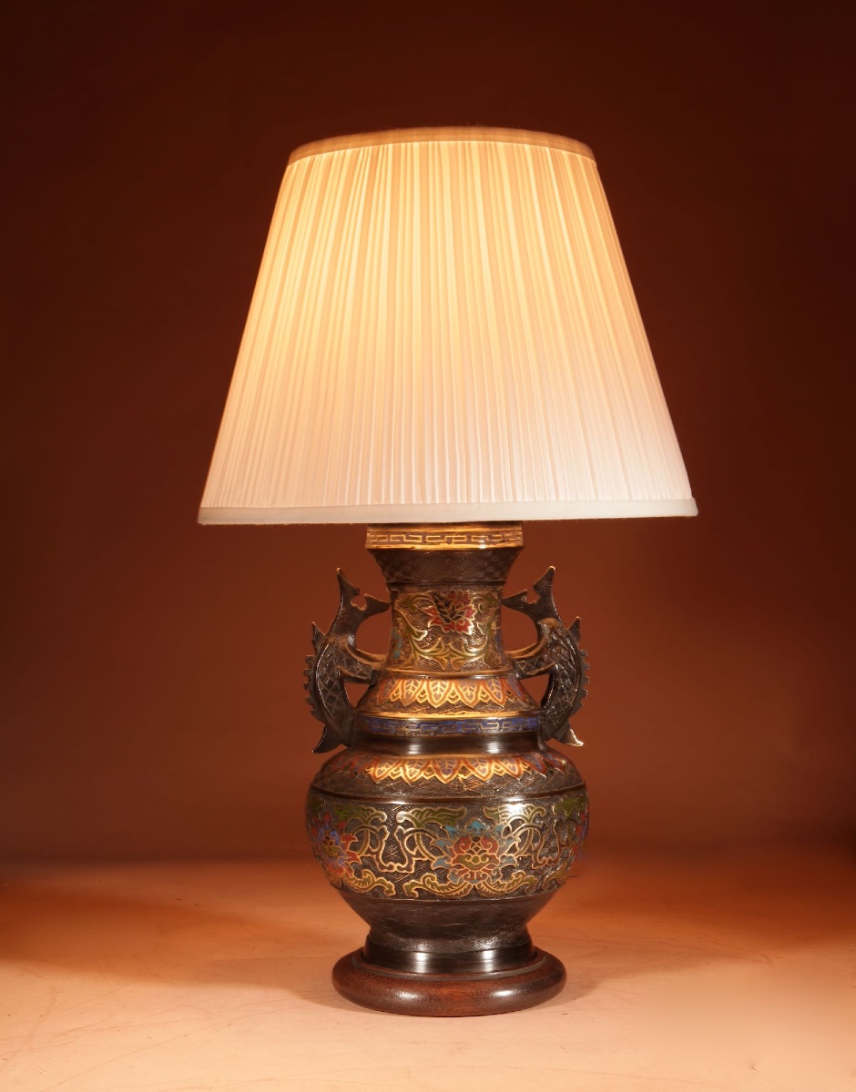  Lampe à poser japonaise en bronze, décorée selon la technique du « champlevé ».
