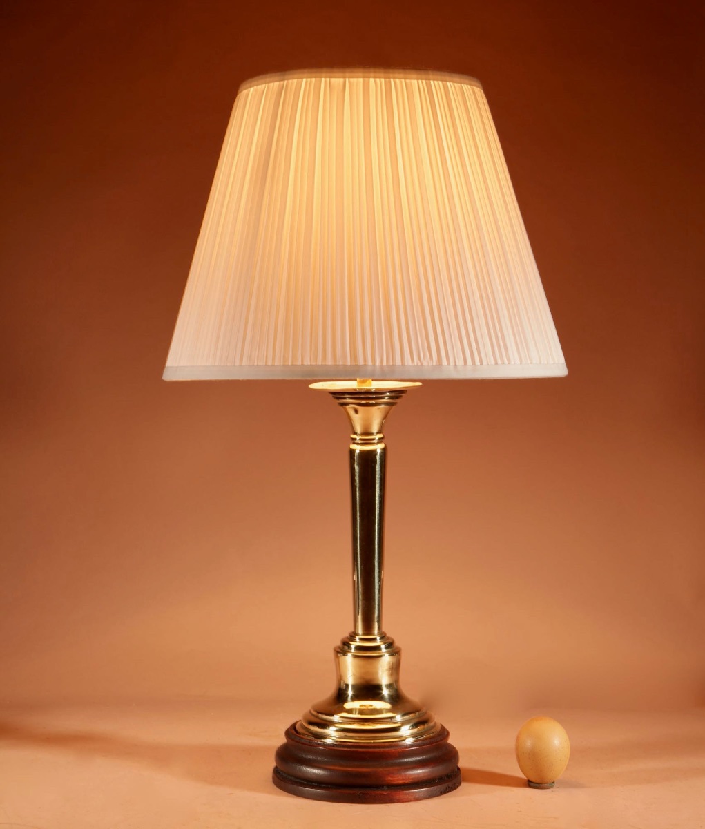  Élégante lampe de table en laiton, vers 1900-1920. -photo-2