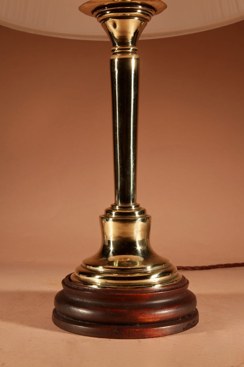  Élégante lampe de table en laiton, vers 1900-1920. -photo-3