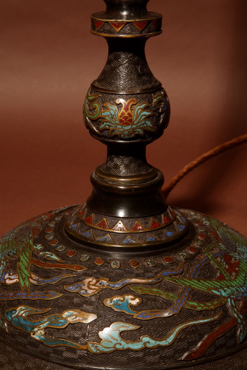  Rare lampadaire japonais en bronze, orné de motifs en émail champlevé.-photo-2