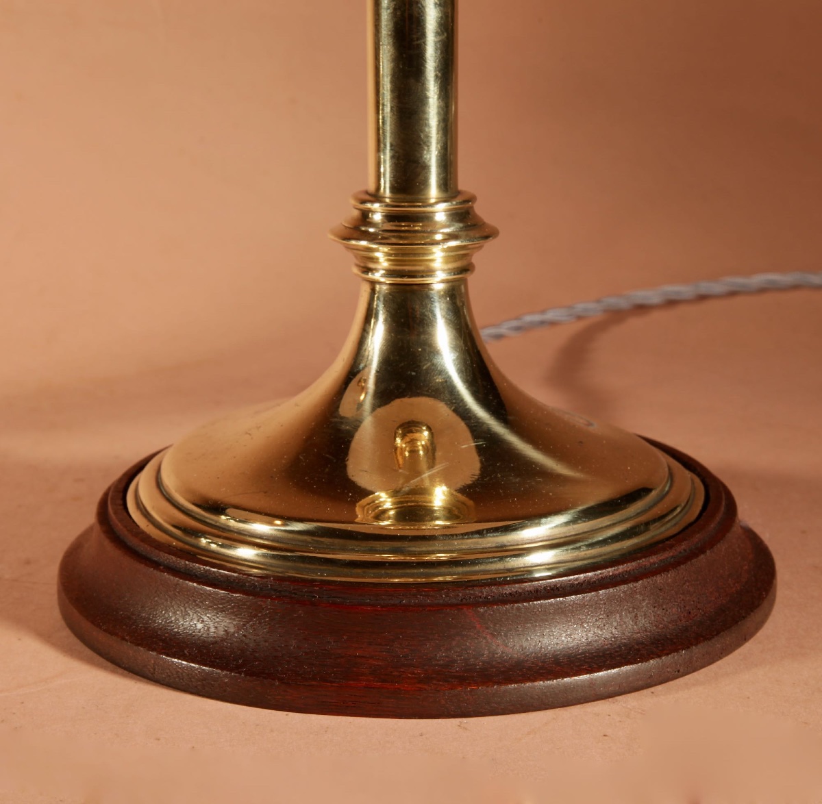 Une très décorative paire de lampes à poser en laiton, de style gothique sobre.-photo-4