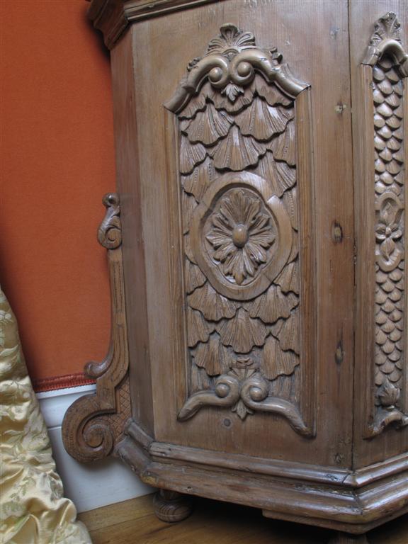An Exceptional Very Decorative Tyrollean Carved Pine Display Cabinet-photo-3