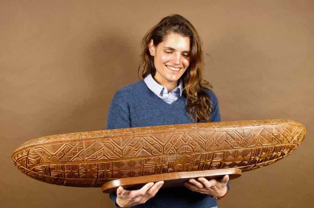 Un Très Grand Important Et Joliment Sculpté Long Bol En Bois -photo-3