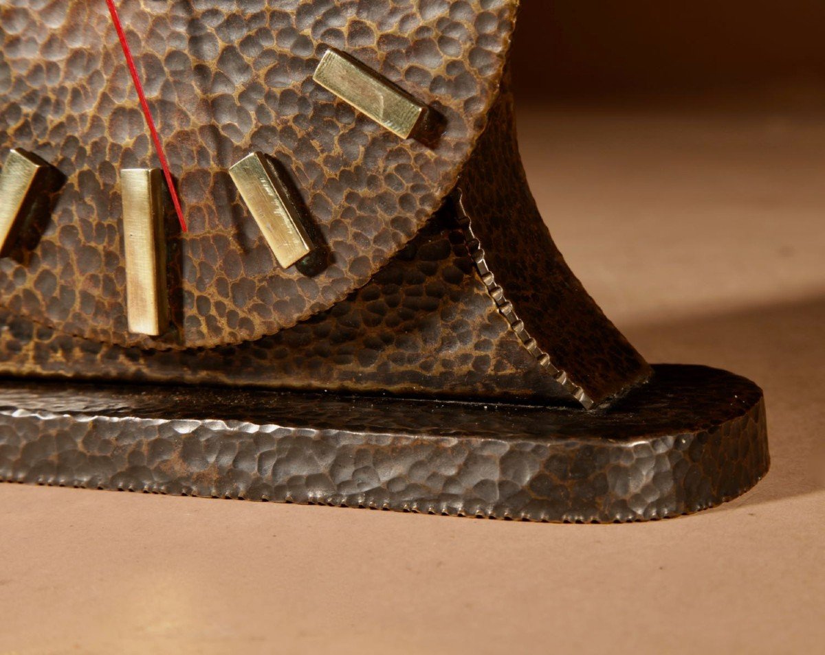 Une Très élégante Horloge De Cheminée électrique En Laiton Patiné Martelé De l'école d'Amsterda-photo-3