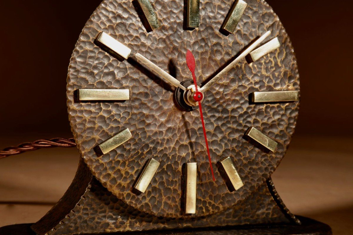 A Very Stylish Amsterdam School Hammered Patinated Brass Early Electrical Mantel Clock.-photo-4