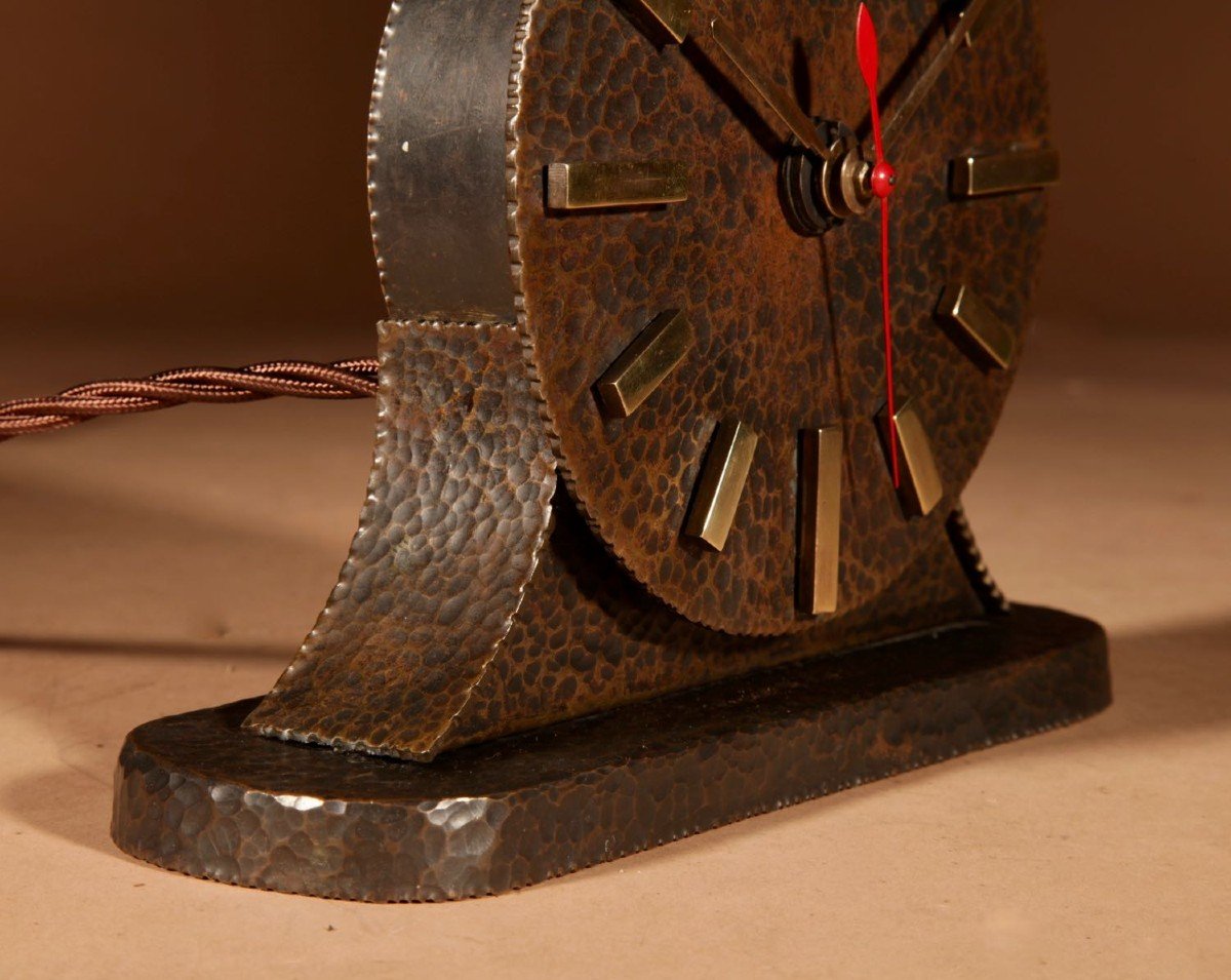 A Very Stylish Amsterdam School Hammered Patinated Brass Early Electrical Mantel Clock.-photo-1