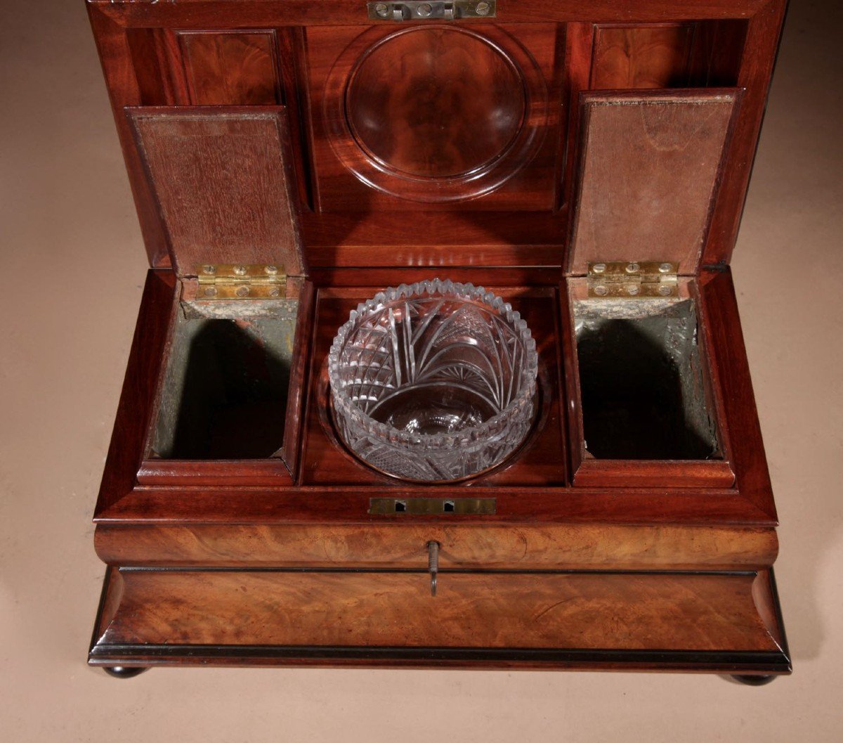  An Exceptional And Beautiful Bombé Mahogany And Ebony Georgian Tea Caddy Circa 1820.-photo-4