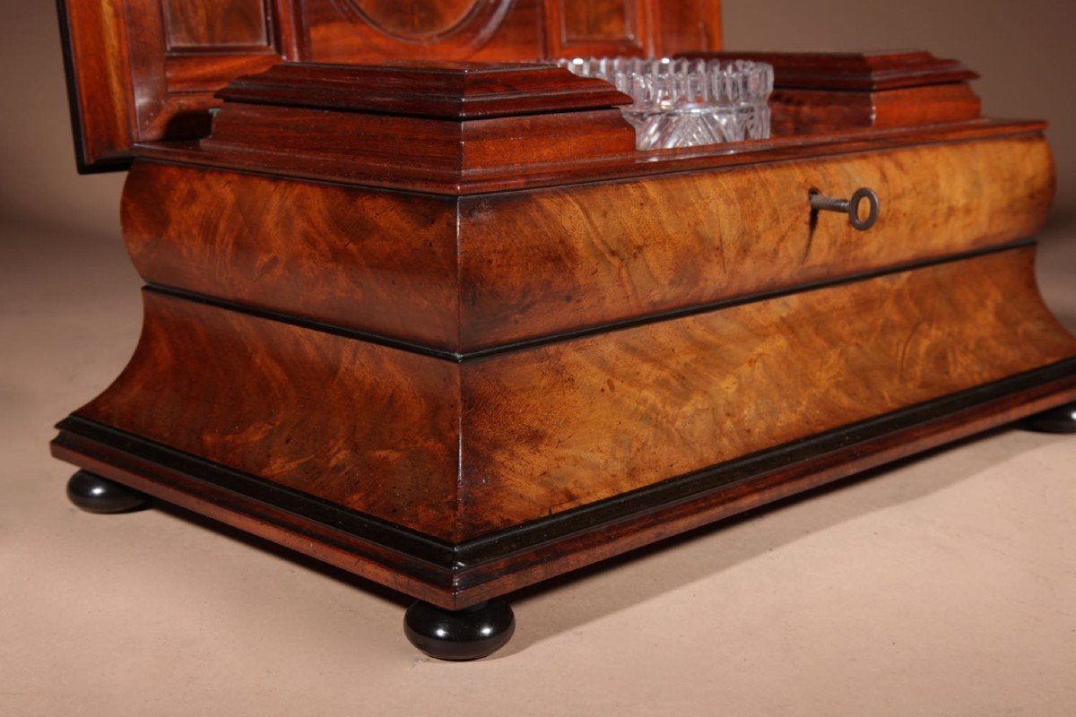  An Exceptional And Beautiful Bombé Mahogany And Ebony Georgian Tea Caddy Circa 1820.-photo-6