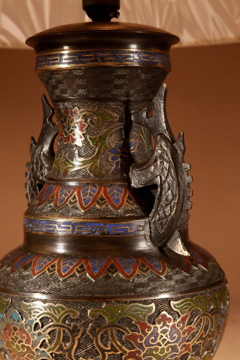 Une Lampe De Table Décorative En Bronze Japonais Champlevé.-photo-1