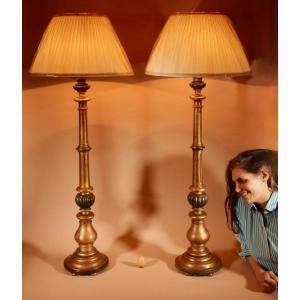 Une Paire De Lampadaires En Bois Doré Tourné Et Sculpté De Style Renaissance Italienne Très Déc