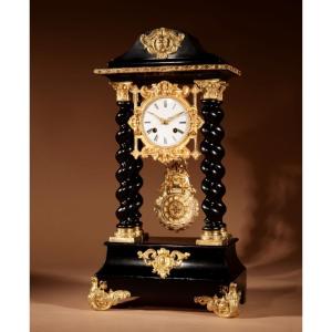 Pendule portique française inhabituelle, en bois noirci et doré, vers 1870