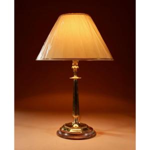 Lampe de table élégante et raffinée en laiton de style Régence, vers 1900-1920. 